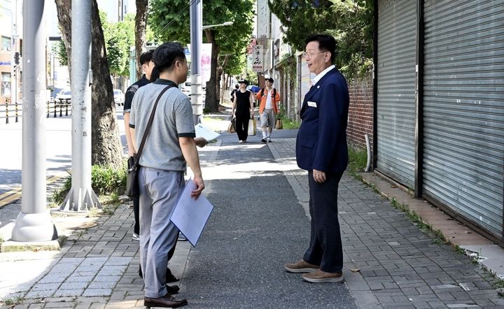 [대전=뉴시스] 조명휘 기자 = 김제선(오른쪽) 대전 중구청장이 30일 대전한화생명볼파크로 이어지는 대종로 일원을 둘러보고 있다. (사진= 중구청 제공) 2025.07.30. photo@newsis.com *재판매 및 DB 금지