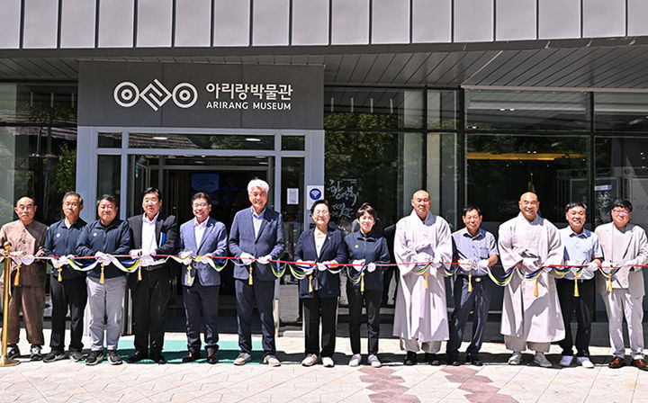 정선의 전통 산림문화와 수운 역사를 재조명하는 기획전시 ‘황장목과 정선 뗏꾼’이 30일 정선아리랑박물관에서 최승준 정선군수와 기관·단체 관계자 등이 참석한 가운데 개막식이 열리고 있다.(사진=정선군 제공) *재판매 및 DB 금지