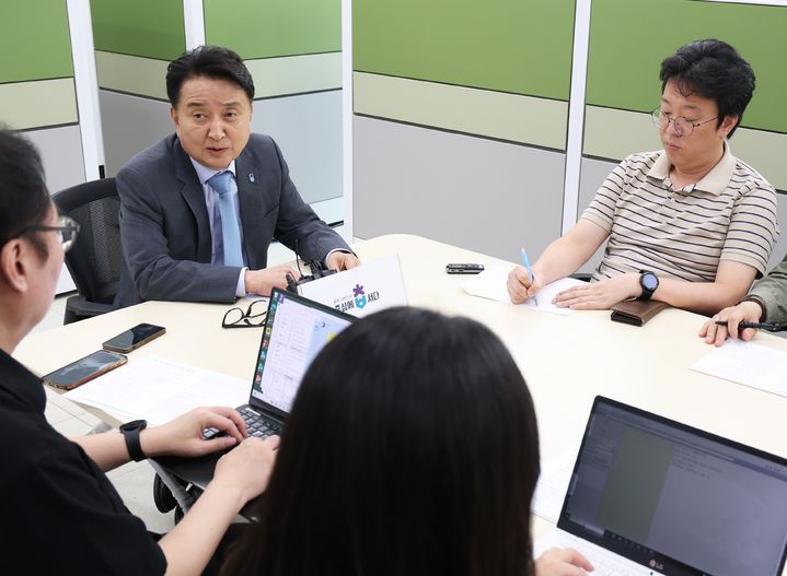 김영환 충북지사가 30일 충북도청 기자실에서 기자간담회를 하고 있다. (사진=충북도 제공) *재판매 및 DB 금지