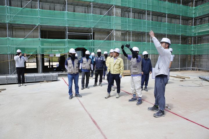[부산=뉴시스] 부산지방조달청은 30일 부산 기장군 소재 부산촬영소 건립 공사 현장을 방문해 온열질환 예방조치 현황을 집중 점검했다. (사진=부산지방조달청 제공) 2025.07.30. photo@newsis.com *재판매 및 DB 금지