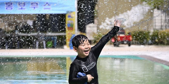 시원한 물을 맞으며 환하게 웃는 아이 모습. *재판매 및 DB 금지