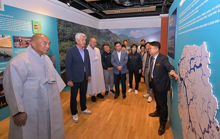 정선의 전통 산림문화와 수운 역사를 재조명하는 기획전시 ‘황장목과 정선 뗏꾼’이 30일 정선아리랑박물관에서 최승준 정선군수와 기관·단체 관계자 등이 참석한 가운데 열리고 있다.(사진=정선군 제공) *재판매 및 DB 금지