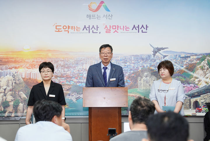 [서산=뉴시스] 이진규(가운데) 서산시 정신보건위생과장이 30일 시청 브리핑룸에서 기자회견을 갖고 시 정신건강·자살예방사업에 대해 설명하고 있다. (사진=서산시 제공) 2025.07.30. photo@newsis.com *재판매 및 DB 금지