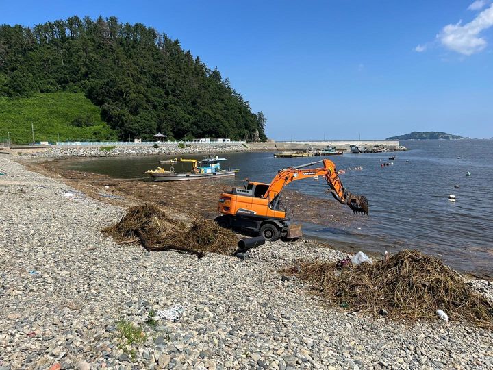 집중호우로 남해 연안에 유입된 해양쓰레기 긴급 수거 작업.(사진=경남도 제공) 2025.07.30. *재판매 및 DB 금지