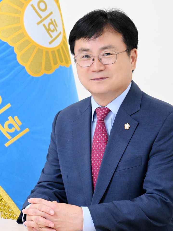 [울산=뉴시스] 울산 울주군의회는 최근 박기홍 의원이 울주군을 상대로 한 서면질문을 통해 소상공인 정책의 실효성 문제를 지적하며, 현장 의견 반영을 위한 실태조사 재개를 촉구했다고 30일 밝혔다. 사진은 박기홍 의원. (사진= 울주군의회 제공) 2025.07.30.photo@newsis.com *재판매 및 DB 금지