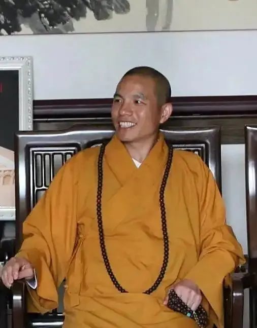 [서울=뉴시스]중국 불교의 상징이자 쿵푸의 발상지로 알려진 허난성 소림사의 전 주지가 횡령 등 혐의로 당국의 조사를 받는 가운데 새 주지가 임명됐다. 인러 신임 주지. <사진출처: 중국불교학원> 2025.07.30