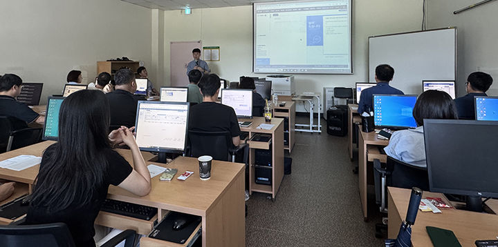 정선군은 지난 29일 여성회관 전산실에서 세외수입 및 과태료 담당 공무원 35명을 대상으로 실무 교육을 실시하고 있다.(사진=정선군 제공) *재판매 및 DB 금지