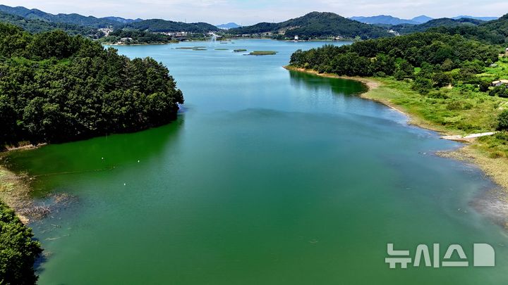 [청주=뉴시스] 연종영 기자 = 사진은 지난달 30일 청주시 상당구 문의면 문산리에서 드론으로 본 대청호 모습. 2025.07.30. jyy@newsis.com