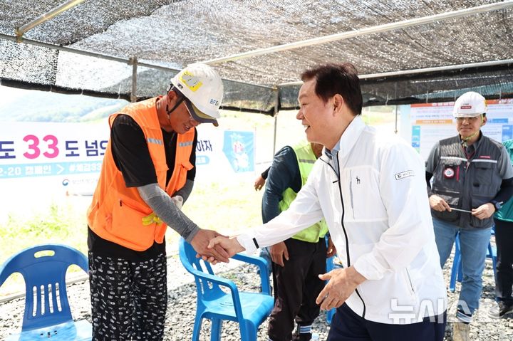 [창원=뉴시스]박완수 경남도지사가 30일 창원시 마산회원구 자족형 복합행정타운 도시개발사업 공사 현장을 찾아 현장 근로자를 격려하고 있다.(사진=경남도 제공)2025.07.30. photo@newsis.com
