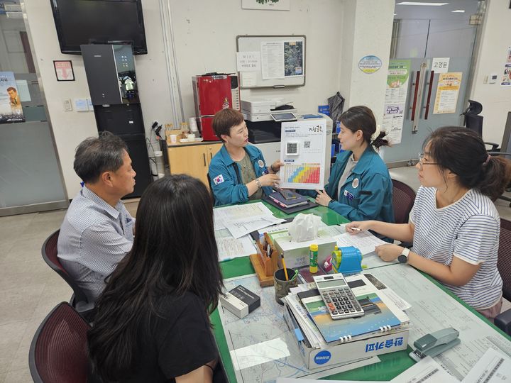 [거창=뉴시스] 거창군 폭염 대비 온습도계 배부 및 교육 (사진=거창군 제공) 2025. 07. 30. photo@newsis.com *재판매 및 DB 금지