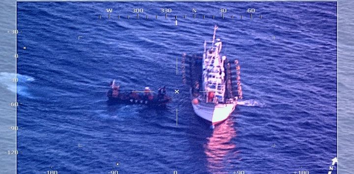 [군산=뉴시스] 불법 공조 조업 어선 적발하는 군산해경 소속 경비함정. (사진=서해해경청 제공) 2025.07.30. photo@newsis.com *재판매 및 DB 금지