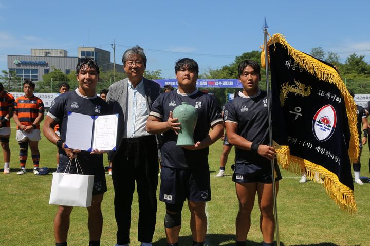 [서울=뉴시스] 지난 29일 제36회 대통령기 전국 종별 럭비 선수권대회 18세 이하부 우승팀인 배재고가 시상식 사진을 촬영 하고 있다. (사진=대한럭비협회 제공) *재판매 및 DB 금지