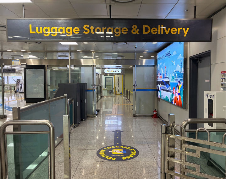 [부산=뉴시스] 짐캐리는 오는 31일부터 인천국제공항과 서울 홍대입구역에 오프라인 매장을 동시에 열고 여행 짐 당일배송 등 도심 연계 서비스를 본격화한다. 인천공항1터미널역점 모습. (사진=짐캐리 제공) 2025.07.30. photo@newsis.com *재판매 및 DB 금지