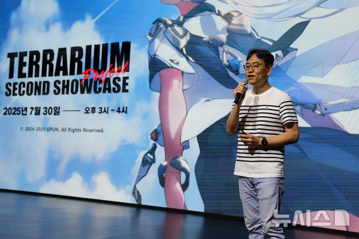 [서울=뉴시스] 최주홍 지피유엔 대표는 30일 오후 서울 강남구 가빈아트홀에서 열린 '테라리움' 2차 쇼케이스에서 발표하고 있다. (사진=지피유엔 제공)