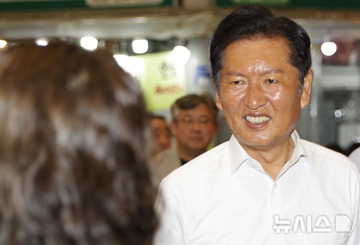 [인천=뉴시스] 김동영 기자 = 더불어민주당 당대표 후보인 정청래 국회의원이 30일 오후 인천 계양구 계양산전통시장에서 지지자와 만나 인사를 나누고 있다. 2025.07.30. dy0121@newsis.com 