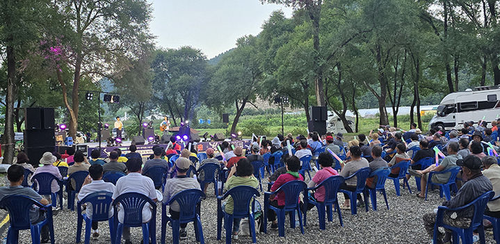 지난해 정선군 임계면 낙천2리 미락숲에서 열린 ‘한여름밤의 미락 숲 힐링 콘서트’.(사진=정선군 제공) *재판매 및 DB 금지