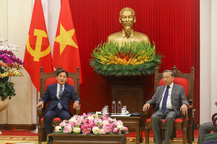 [서울=뉴시스]박창달 전 의원을 단장으로 하는 대통령 베트남 특사단이 지난 28일부터 30일까지 베트남을 방문해 또 럼(To Lam) 당서기장을 예방하고 이재명 대통령의 친서를 전달했다.(사진 외교부 제공) *재판매 및 DB 금지