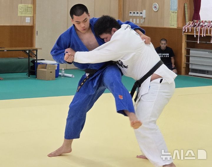 [시바타=뉴시스] 송주현 기자 = 지난 26일부터 29일까지 3박 4일간의 일정으로 일본 시바타시에 열린 '제45회 한·일 우호도시 친선교환경기' 유도 경기에서 의정부시 대표인 박시현 선수가 시바타시 선수를 상대로 다리대돌리기 기술을 시도하고 있다. 2025.07.30 atia@newsis.com 