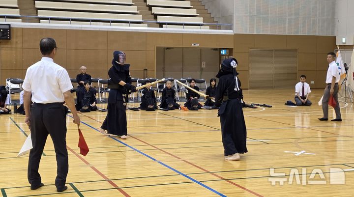 [시바타=뉴시스] 송주현 기자 = 지난 5일부터 8일까지 3박 4일간의 일정으로 일본 시바타시에 열린 '제45회 한·일 우호도시 친선교환경기'에서 의정부시와 시바타시 두 선수의 검도 경기가 진행되고 있다. 2025.07.30 atia@newsis.com