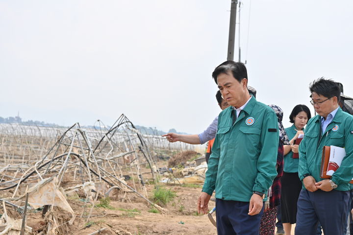 [홍성=뉴시스] 김태흠 충남지사가 30일 해외 출장 복귀 직후 호우 피해 현장을 둘러보고 있다. *재판매 및 DB 금지