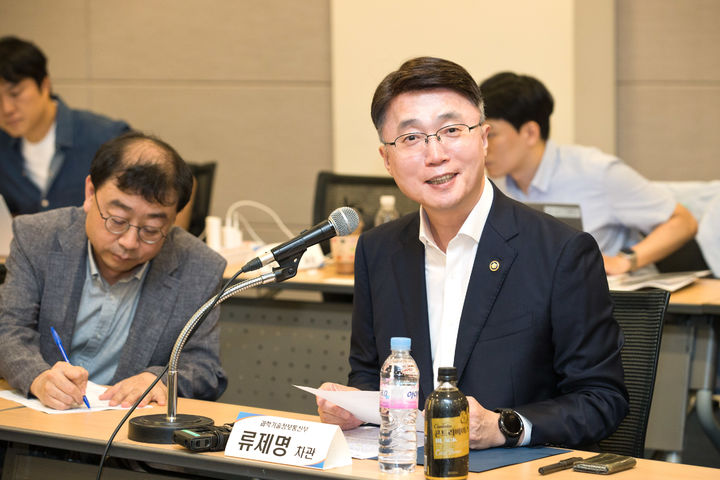 [서울=뉴시스] 류제명 과학기술정보통신부 제2차관이 30일 오후 서울 중구 대한상공회의소에서 열린 '피지컬 인공지능(AI) 산학연 간담회' 에서 인사말을 하고 있다. (사진=과기정통부 제공) *재판매 및 DB 금지