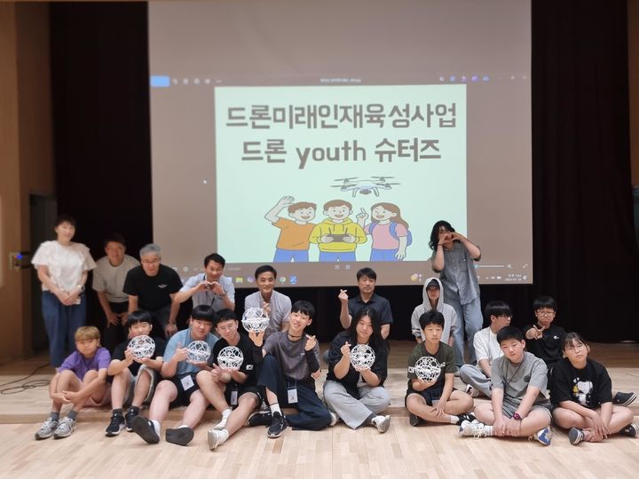 [계룡=뉴시스] 충남 계룡시가 과학기술 분야의 진로 설계를 지원하기 위해 '청소년 드론 미래 인재 육성 사업'을 내달부터 본격 추진하기로 했다. (사진=계룡시 제공) 2025.07.30. photo@newsis.com *재판매 및 DB 금지