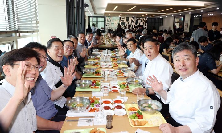 [수원=뉴시스] 수원시청 구내식당에서 30일 중복을 맞아 이재준 수원시장과 이재식 수원시의회 의장 등이 삼계탕을 함께 먹으며 무더위 속에서 묵묵히 일하는 공무원들의 노고를 격려하고 있다. 2025.07.30. (사진=수원시의회 제공) photo@newsis.com *재판매 및 DB 금지