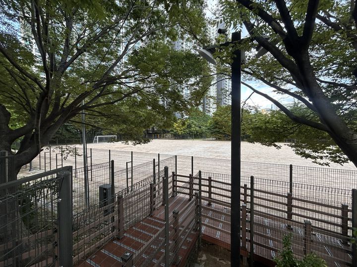 [부산=뉴시스] 부산 부산진구는 코레일 부산철도차량정비단과 업무협약을 체결하고 범천동 철도차량정비단 대운동장을 걸을 수 있도록 생활체육공간으로 조성했다. (사진=부산진구 제공) 2025.07.30. photo@newsis.com *재판매 및 DB 금지