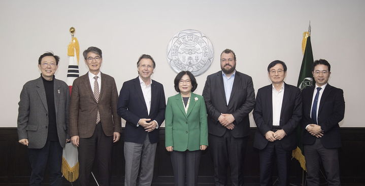 [서울=뉴시스] (왼쪽부터) 이화여대 조윌렴 연구처장, 박정수 연구·대외부총장, 피터 호프만 프라운호퍼 IBMT 행정실장, 이향숙 총장, 헤이코 짐머만 프라운호퍼 IBMT 소장, 조인호 범부처재생의료기술개발사업단 단장, 최장환 교수. (사진=이화여대 제공) 2025.07.30. photo@newsis.com *재판매 및 DB 금지