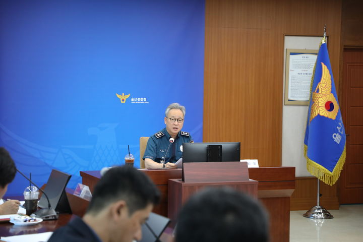 [울산=뉴시스] 박수지 기자 = 울산경찰청이 30일 관계성 범죄 대응 강화를 위한 회의를 개최한 가운데 정상진 울산경찰청장이 회의를 주재하고 있다. (사진=울산경찰청 제공) 2025.07.30. photo@newsis.com *재판매 및 DB 금지