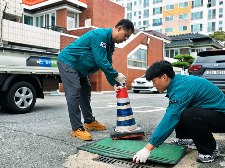[광주=뉴시스] 광주 광산구 직원들이 집중호우를 대비해 현장을 점검하고 있다. (뉴시스 DB) photo@newsis.com *재판매 및 DB 금지