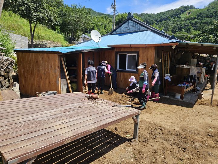 [양산=뉴시스] 양산여성민방위기동대가 산청군의 수해 복구를 돕고 있다. (사진=양산시 제공) 2025.07.30. photo@newsis.com *재판매 및 DB 금지