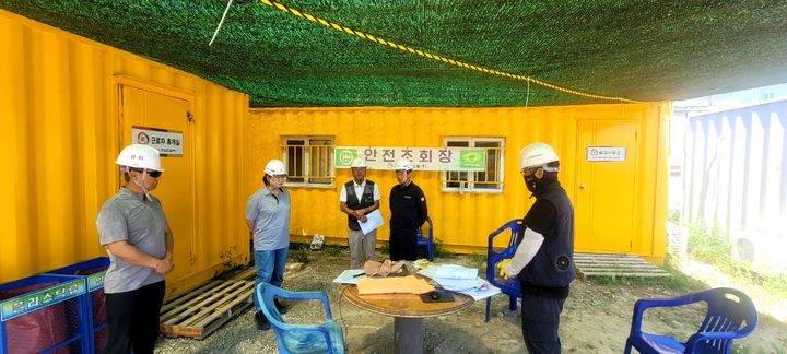 [양산=뉴시스] 권구형 지청장이 김해시 소재 건설현장을 방문해 불시점검을 하고 있다. (사진=양산지청 제공) 2025.07.30. photo@newsis.com *재판매 및 DB 금지