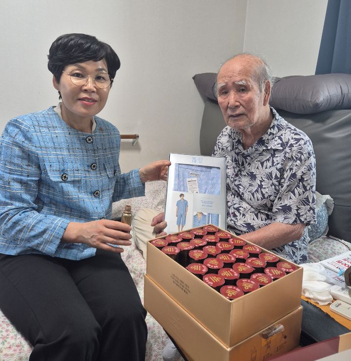 [수원=뉴시스] 혹서기 국가유공자를 위문하는 이향숙 경기남부보훈지청장. (사진=경기남부보훈지청제공) 2025.07.30. photo@newsis.com *재판매 및 DB 금지