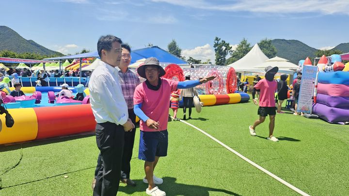 [양산=뉴시스] 곽종포 의장이 황산공원과 명동공원을 방문해 운영 현황 및 안전관리 실태를 점검하고 있다. (사진=양산시 제공) 2025.07.30. photo@newsis.com *재판매 및 DB 금지