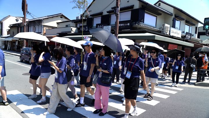 [안동=뉴시스] 30알 일본 교토 거리를 걷고 있는 '우리는 단디 짝궁' 교사와 학생들. (사진=경북교육청 제공) 2025.07.30. photo@newsis.com *재판매 및 DB 금지