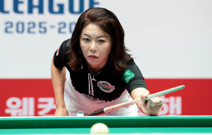 [서울=뉴시스]당구 여제 김가영이 30일 경기도 고양 킨텍스 PBA 스타디움에서 열린 웰컴저축은행 PBA 팀리그 2025-2026 1라운드 최종전 경기를 치르고 있다. (사진=프로당구협회 제공) 2025.07.30. photo@newsis.com *재판매 및 DB 금지