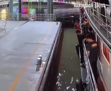 [뉴시스] 정박 중인 배에서 뛰어내리는 한국 남성. (출처=방콕포스트) *재판매 및 DB 금지