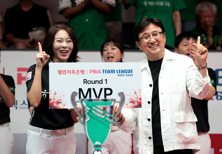 [서울=뉴시스]당구 여제 김가영이 30일 경기도 고양 킨텍스 PBA 스타디움에서 열린 웰컴저축은행 PBA 팀리그 2025-2026 1라운드 최종전 최우수선수(MVP)에 올라 기뻐하고 있다. (사진=프로당구협회 제공) 2025.07.30. photo@newsis.com *재판매 및 DB 금지