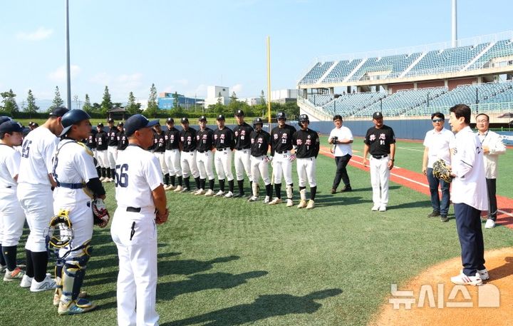 [포항=뉴시스] 이강덕 경북 포항시장이 30일 포항야구장을 방문해 '제59회 대통령배 전국고교야구대회'에 참가한 선수단과 대회 관계자를 격려하고 시구를 했다. 이 시장이 포항야구장에서 참가 선수들을 격려하는 모습. (사진=포항시 제공) 2025.07.30. photo@newsis.com