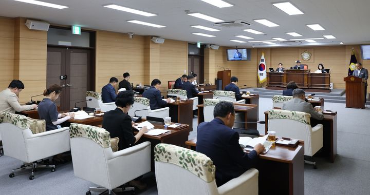 [부여=뉴시스] 충남 부여군의회가 30일 제293회 임시회 제7차 본회의를 열고 안건을 심의 의결하고 있다. (사진=부여군의회 제공) 2025.07.30. photo@newsis.com *재판매 및 DB 금지