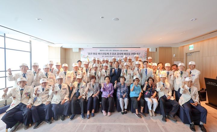 [서울=뉴시스] 권오을 보훈부 장관이 30일 오전 서울 한 호텔에서 진행된 6·25참전유공자 등 초청 오찬 행사에서 6·25참전유공자, 참전유공자의 남겨진 배우자들과 기념촬영을 하고 있다. (사진=국가보훈부 제공) 2025.07.30. photo@newsis.com *재판매 및 DB 금지