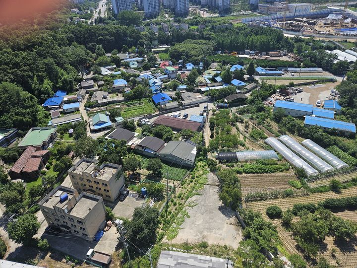 [대전=뉴시스] 대전 유성구 도안 2-4도시개발지구 내 취락시설. 이곳 주민들이 생산녹지 불법취득을 방기한 혐의로 유성구청 공무원들을 직무유기로 고발했다. (사진=제보자 제공) 2025.07.30. photo@newsis.com *재판매 및 DB 금지