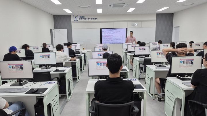 [부산=뉴시스] 부산도시철도 4호선 동래역 지하 1층에 조성된 디지털시험센터. 30일 개소하고 첫 상시시험을 실시하고 있다. (사진=한국산업인력공단 부산남부지사 제공) 2025.07.30. photo@newsis.com *재판매 및 DB 금지