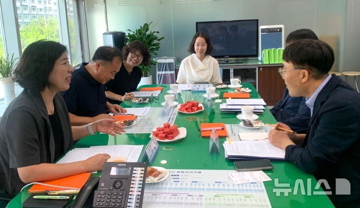 [포항=뉴시스] 30일 이영재 보건복지부 사회보장조정과장이 포항을 방문해 '병원안심동행서비스' 운영 현황과 성과를 공유하고 시가 준비 중인 '방문의료센터' 구축 등을 논의했다. 이 과장이 강현주 시 복지정책과장 등과 병원안심동행서비스 등 현황을 듣는 모습. (사진=포항시 제공) 2025.07.30. photo@newsis.com