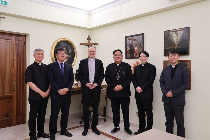 [서울=뉴시스] 29일(현지시간) 교황청에서 바티칸시국 총대리 마우로 감베티 추기경과 성 바티칸 베드로 대성전에 설치될 새로운 한국어 오디오 가이드 전달식에 참석한 교황청립 로마한인신학원장 정연정 몬시뇰(왼쪽부터), 주교황청 대한민국 대사관 이정우 대사대리, 마우로 감베티 추기경, 서울대교구 이경상 주교, 최광희 주교, 홍보위원회 언론담당 이재협 신부 (사진=천주교 서울대교구 제공) 2025.07.30. photo@newsis.com *재판매 및 DB 금지