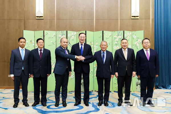[베이징=뉴시스] 쑨웨이둥 중국 외교부 부부장은 30일 상하이에서 태국·캄보디아 측 대표들과 3자 비공식 회담을갖고 양국의 휴전 합의 준수 의지를 재확인했다고 중국 외교부가 밝혔다.(사진=중국 외교부 홈페이지 갈무리) 2025.07.30 photo@newsis.com