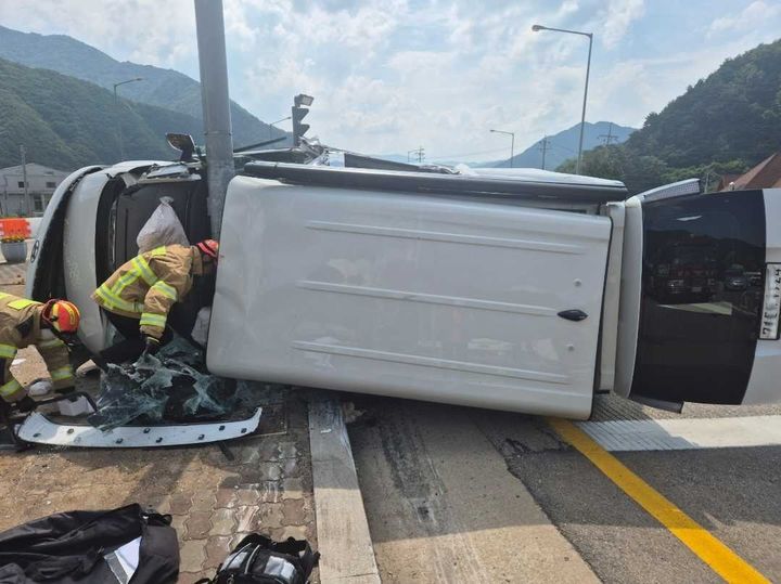 [인제=뉴시스[ 30일 오후 인제군 북면 한계사거리에서 40대 아버지가 운전하던 스타리아 차량이 신호등 기둥을 들이받아 1명이 숨지고 3명이 중경상을 입는 사고 현장.(사진=강원도소방본부 제공)photo@newsis.com *재판매 및 DB 금지