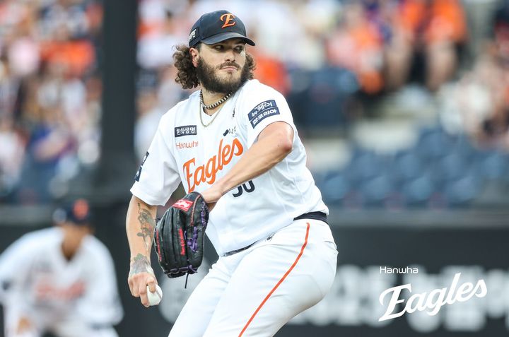 [서울=뉴시스] 프로야구 한화 이글스 코디 폰세가 30일 대전 한화생명볼파크에서 열린 2025 신한 쏠뱅크 KBO리그 삼성 라이온즈와의 경기에 선발 등판해 공을 던지고 있다. (사진=한화 이글스 제공) 2025.07.30. *재판매 및 DB 금지