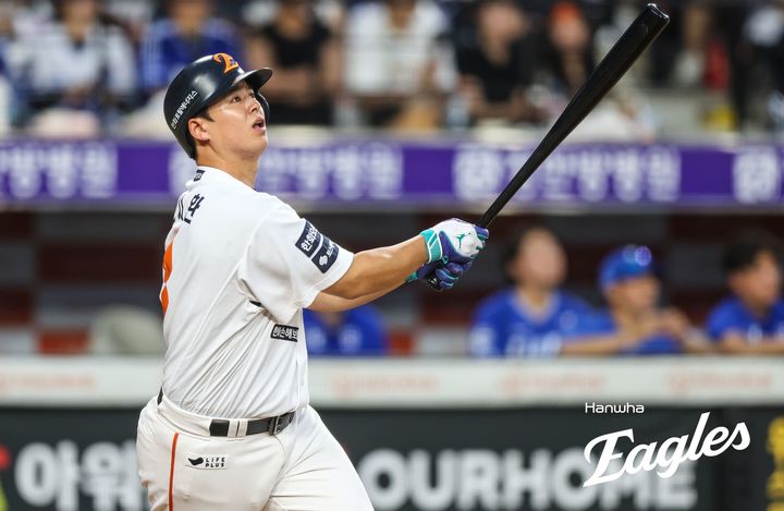 [서울=뉴시스] 프로야구 한화 이글스 노시환이 30일 대전 한화생명볼파크에서 열린 2025 신한 쏠뱅크 KBO리그 삼성 라이온즈와의 경기에서 홈런을 치고 타구를 바라보고 있다. (사진=한화 이글스 제공) 2025.07.30. *재판매 및 DB 금지
